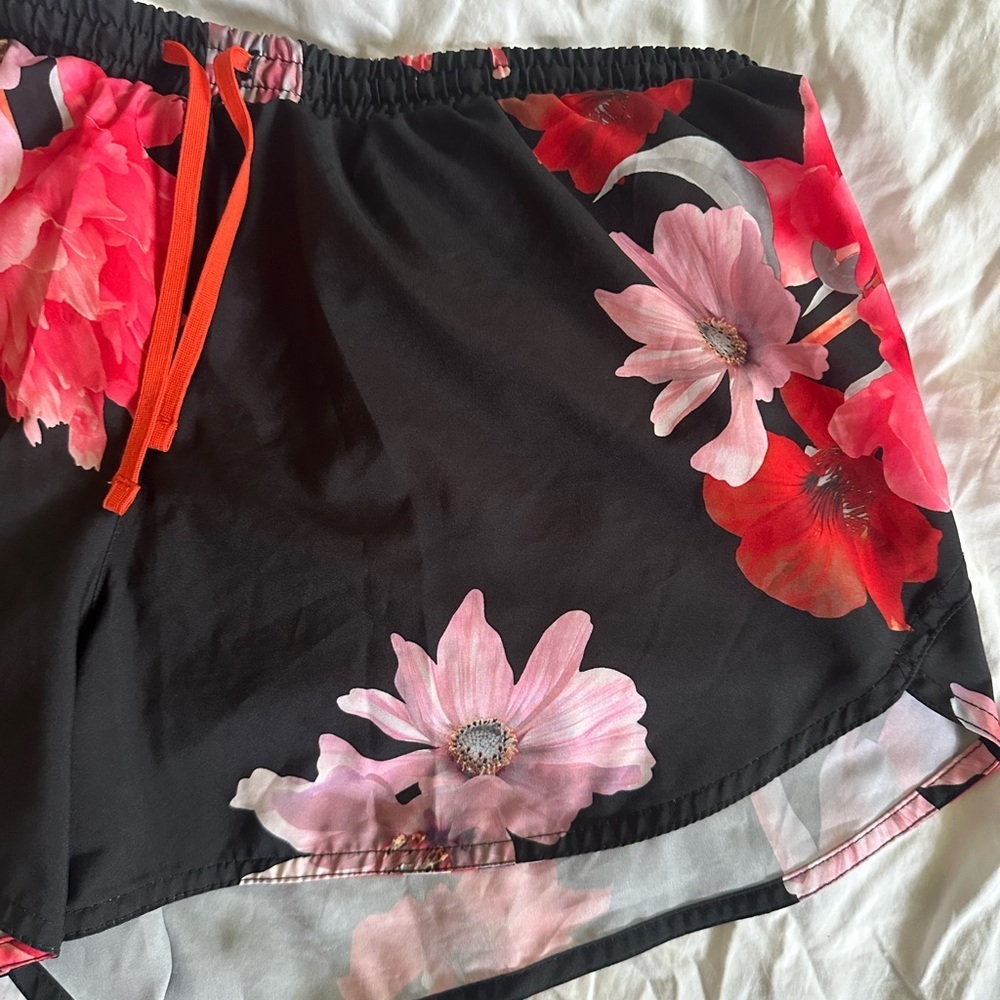 Bundle of 2 Old Navy Go-Dry Run Shorts: Size Large Floral and black leopard - Picture 3 of 15